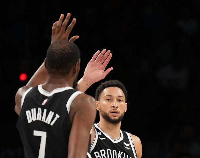 开云下载-篮网险胜独行侠，王哲林扛起全队